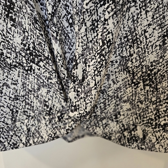New York & Co Black White Gray 3/4 Sleeve Geometric Print Stretch Blouse Size L - Picture 5 of 12